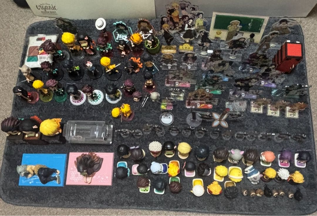 鬼滅の刃　フィギュア　アクスタ　ガチャ　グッズ　総数100点以上まとめ売り