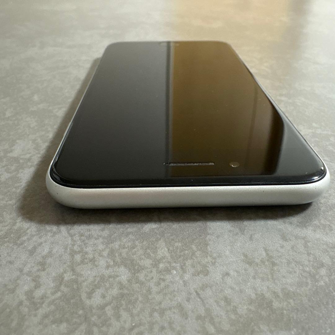 【美品】Apple iPhone SE (第2世代) 本体　ホワイト 64GB