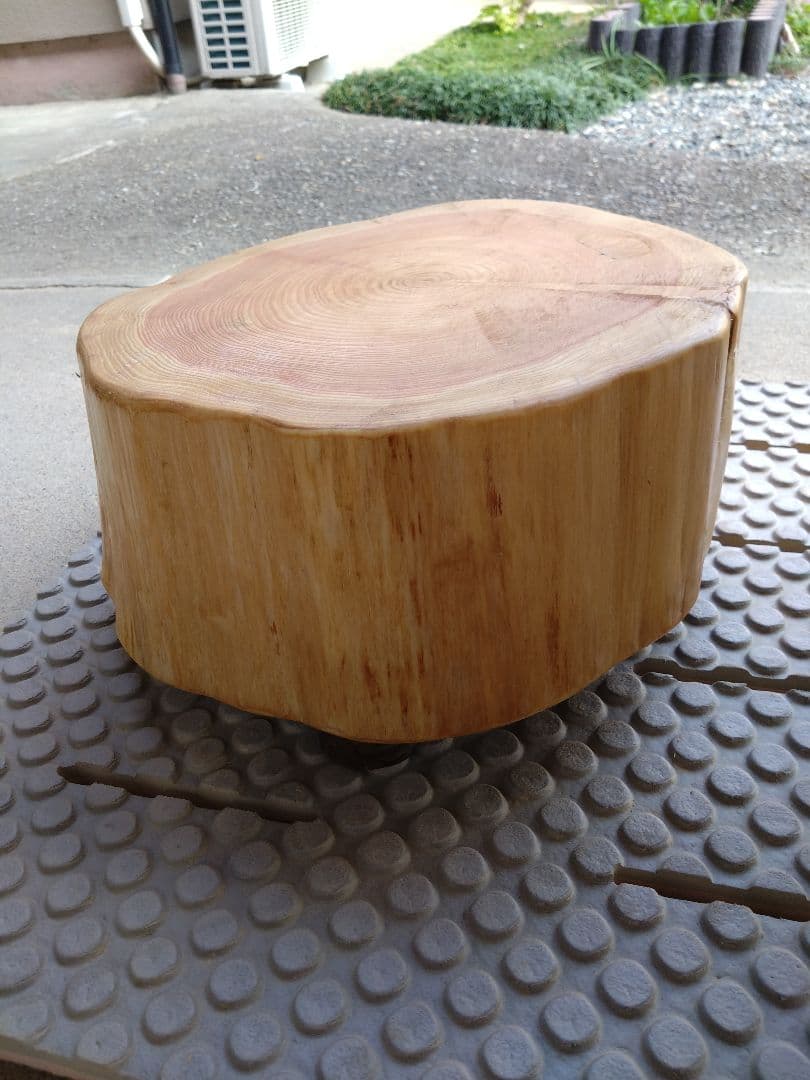 檜の椅子(92）・インテリア台　檜の年輪が大変綺麗、脚は桜の枝