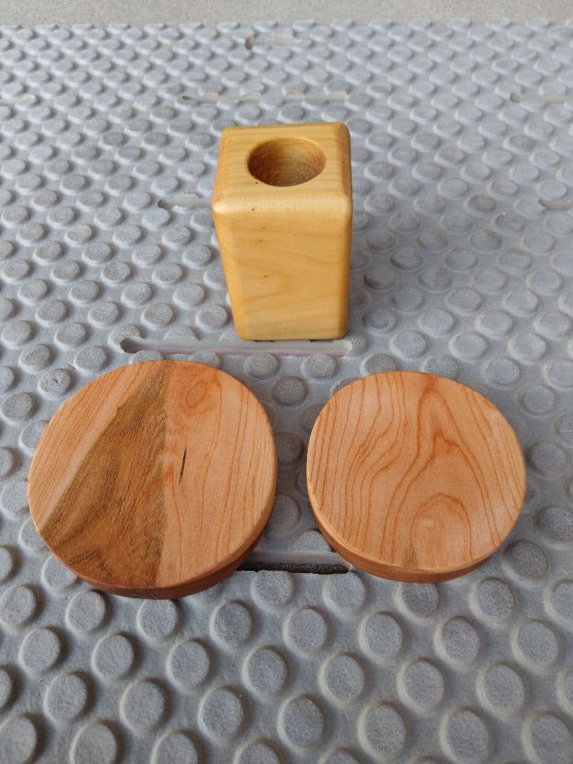 檜の椅子(92）・インテリア台　檜の年輪が大変綺麗、脚は桜の枝