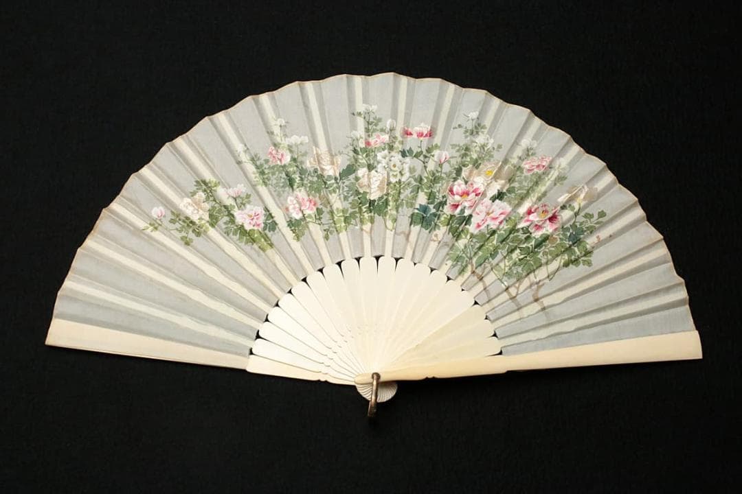 【文】　★ 文房 繍絵花卉紋牙骨絹面折扇 ★　清朝期　牡丹 刺繍文様　清供雅玩