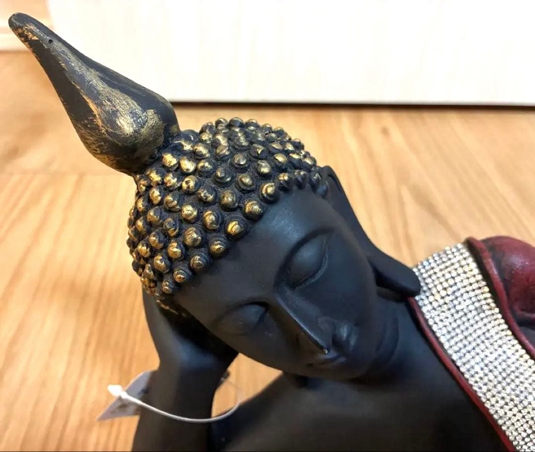 横たわる仏像 ビーズ装飾付き 約30cm