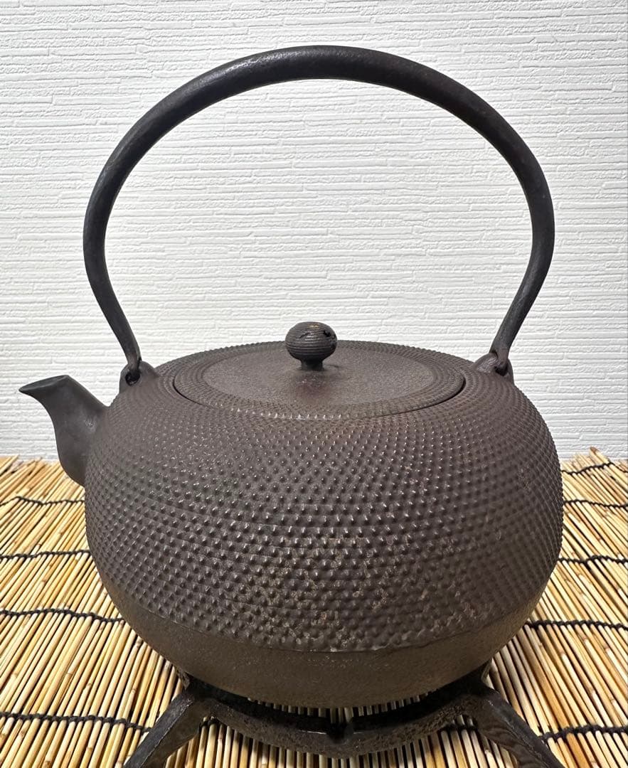 昭和期造、未使用品　南部勝清堂　１８型アラレ　鉄瓶　南部鉄瓶　南部鉄器　鉄瓶