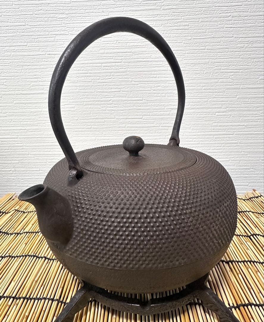 昭和期造、未使用品　南部勝清堂　１８型アラレ　鉄瓶　南部鉄瓶　南部鉄器　鉄瓶