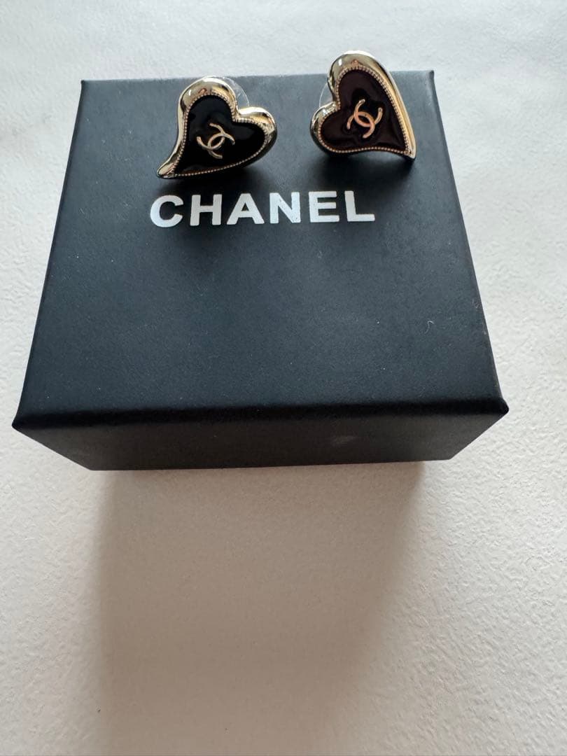 CHANEL ハートピアス　ブラック　箱付き