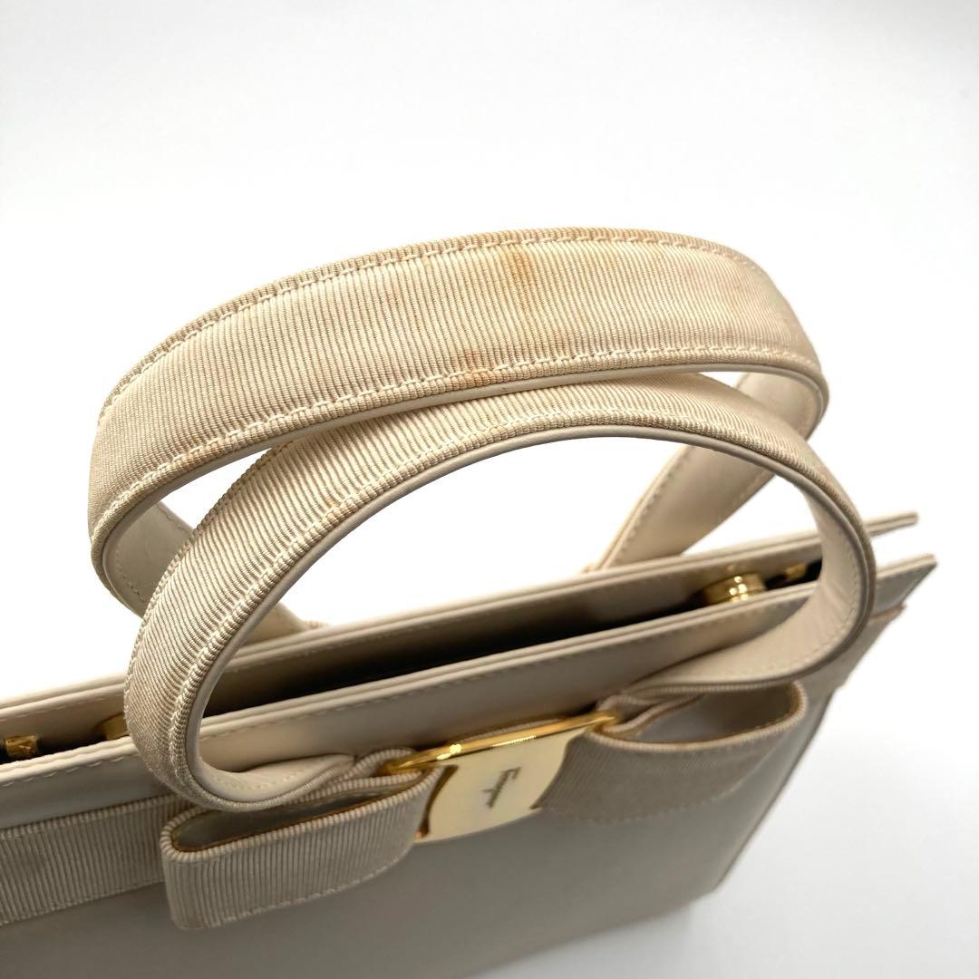 サルヴァトーレフェラガモ ヴァラ 2way レザー ハンドバッグ オフホワイト