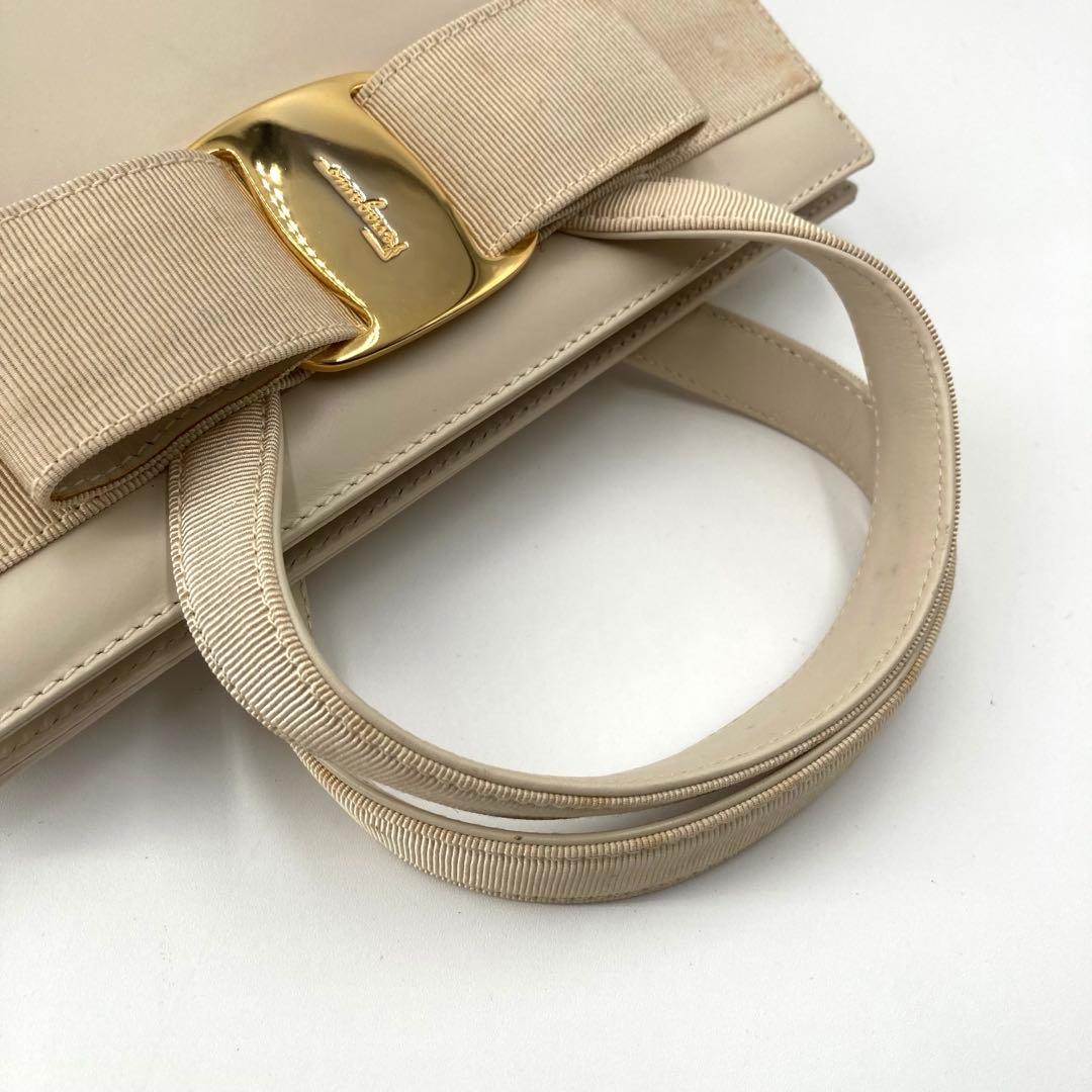 サルヴァトーレフェラガモ ヴァラ 2way レザー ハンドバッグ オフホワイト