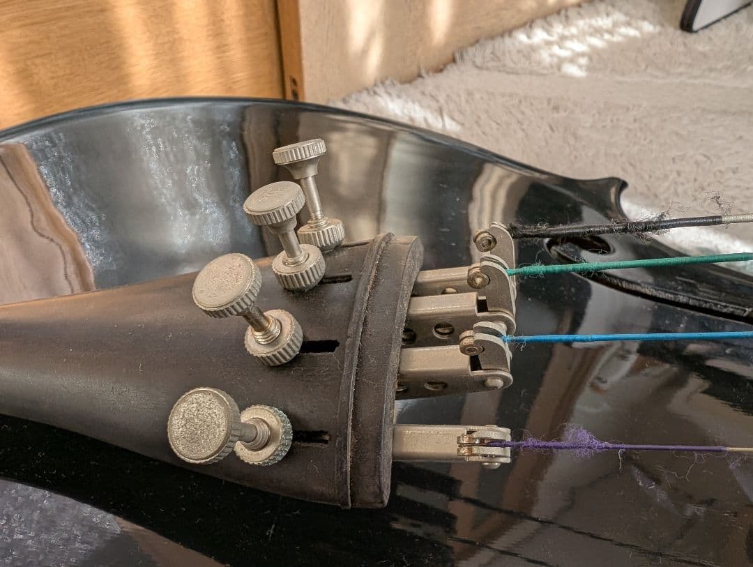 詳細不明　黒塗装チェロ付属品あり