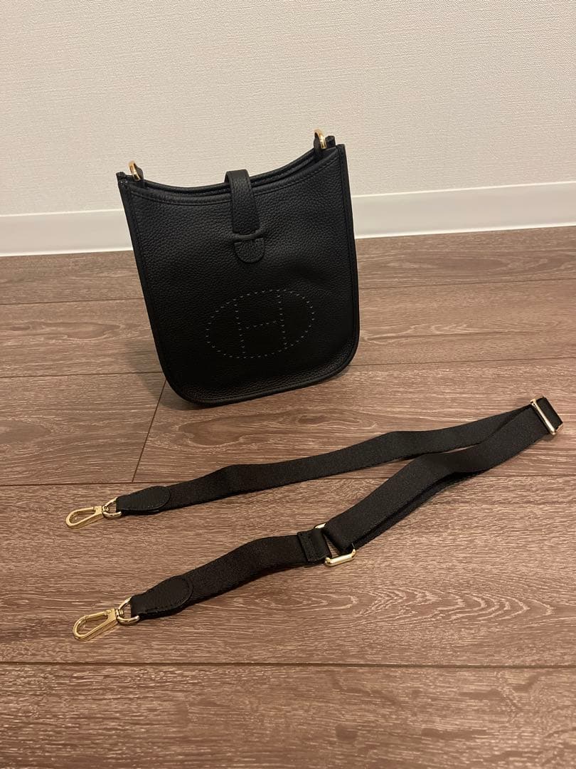 c*o様 黒レザーショルダーバッグ エンボスロゴ