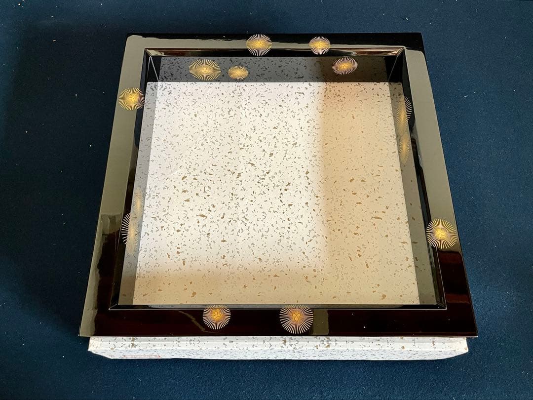 【美品】「祖」 唐松 蒔絵 炉縁 真塗 茶道具 紙箱 (1126あ④)