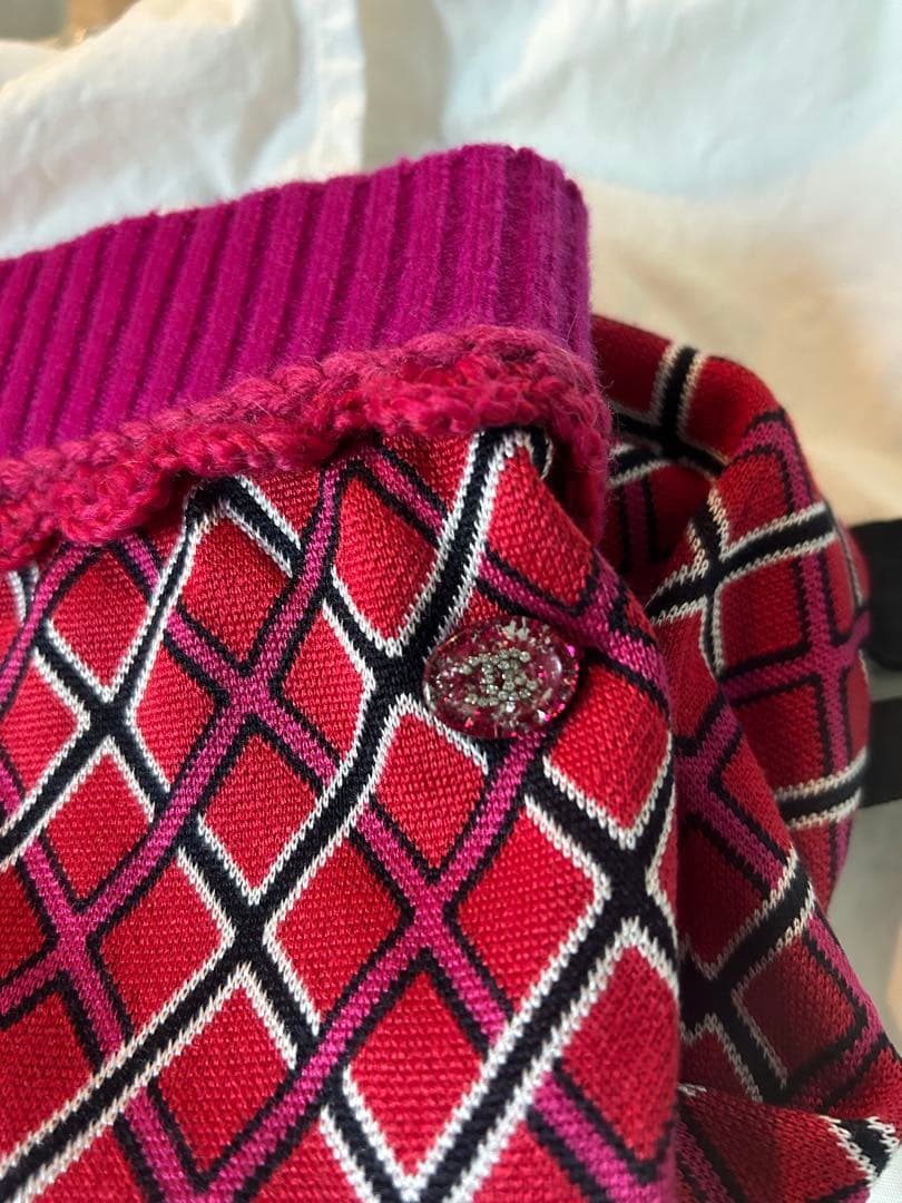 26日までCHANEL 24-25AWシルクスカートレッド&フューシャ　シャネル