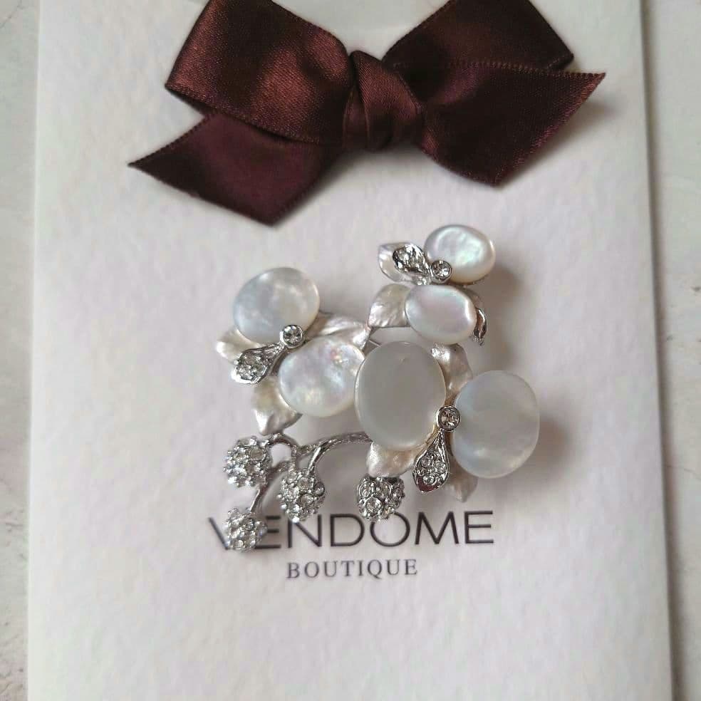 ヴァンドームブティック　ブローチ　胡蝶蘭　白蝶貝