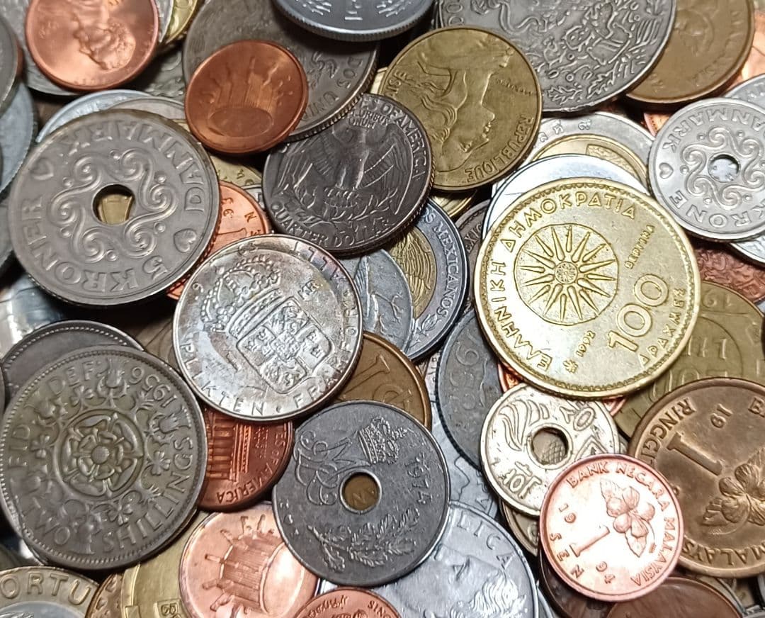 [ケース入りの硬貨8点おまけ付き] 重さ1.7kg分 海外(外国)硬貨