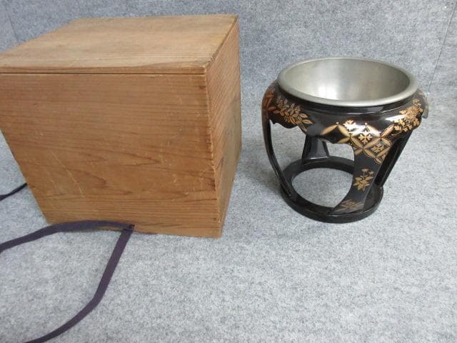 黒塗蒔絵七宝文盃洗台に錫製盃洗箱入り [B25694]