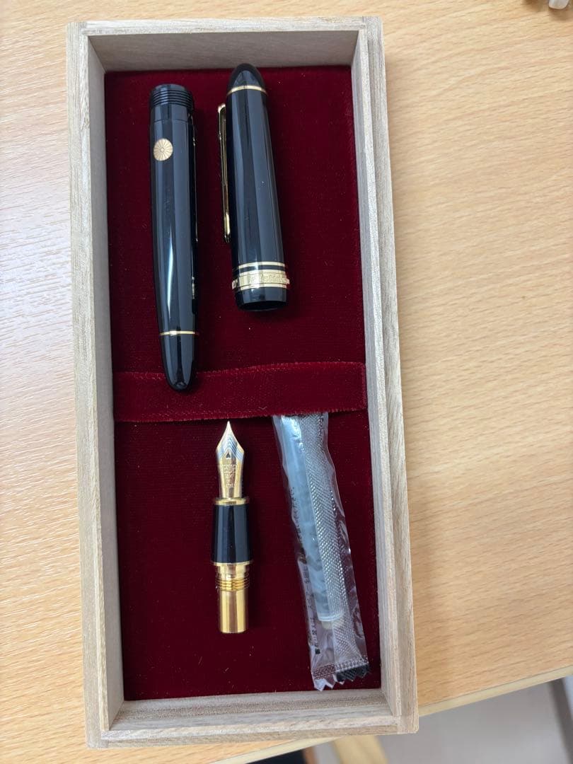 新品未使用　桐箱入　プラチナ プレジデント 万年筆 黒　18K M