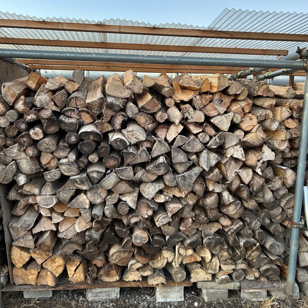 乾燥　薪　1㎥約300k 軽トラ平積み位 宇都宮インター近くです。引取り限定