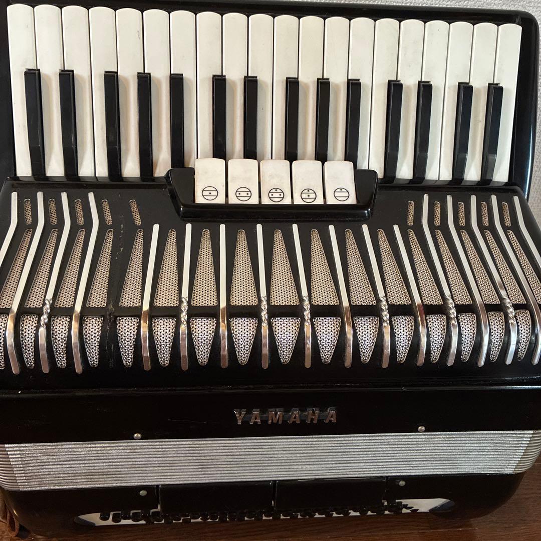 YAMAHA アコーディオン 黒/白　34鍵　80DS