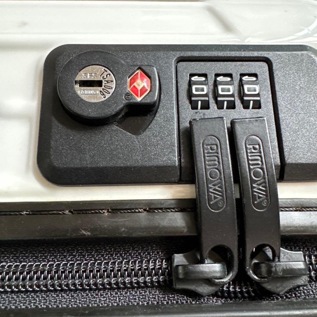 リモワ　機内持ち込みサイズ　スーツケース　ホワイト　ブラック