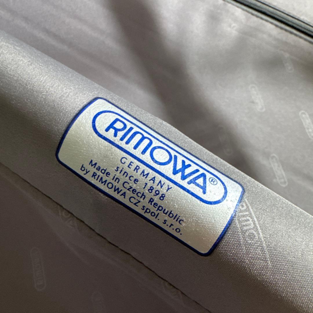 リモワ　機内持ち込みサイズ　スーツケース　ホワイト　ブラック