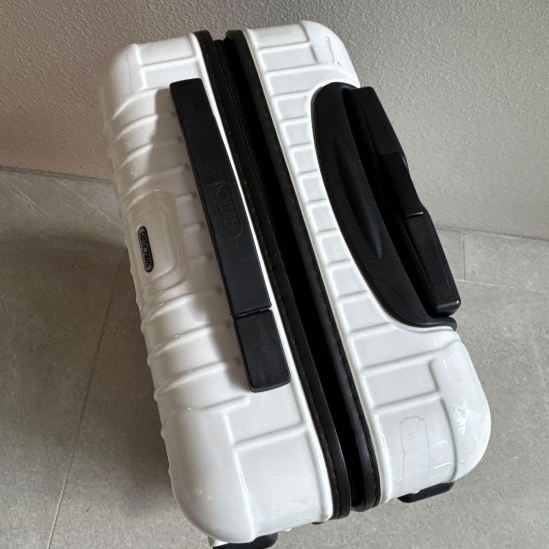 リモワ　機内持ち込みサイズ　スーツケース　ホワイト　ブラック