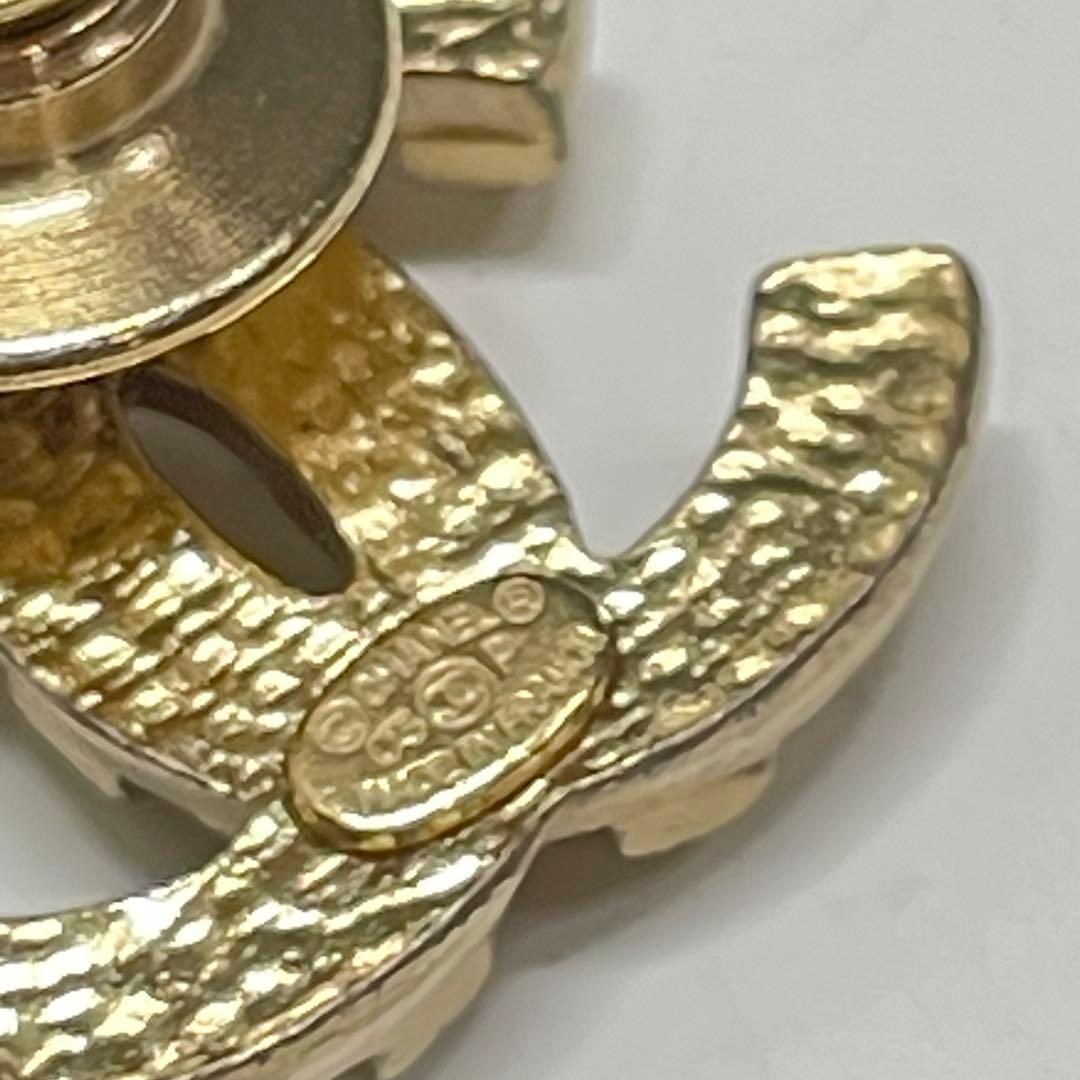 た*や様 CHANEL ゴールド ロゴブローチ