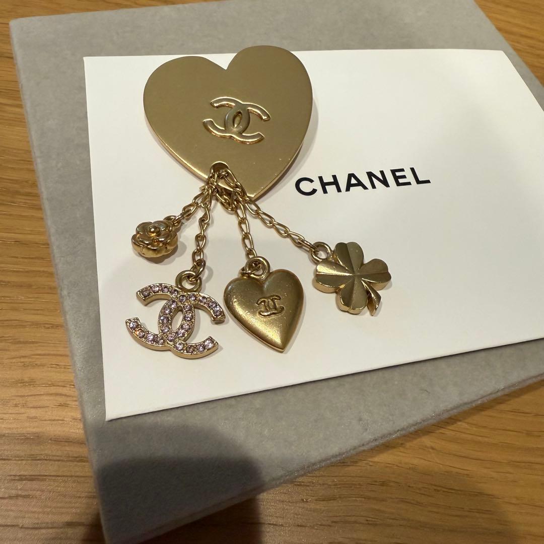 CHANEL 2002年製 スウィングブローチ ハートココマークマルチチャーム