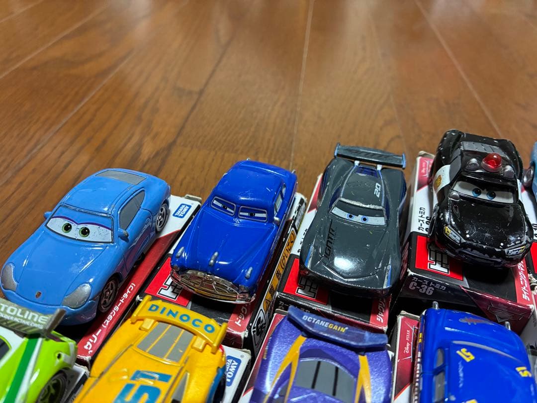 カーズトミカ たくさんのせよう！大きなマック トレーラー　　トミカ49台セット