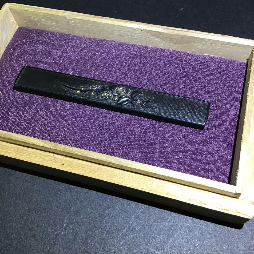 小柄　色絵高彫象嵌　「梅枝絵」　後藤光久在銘　名品