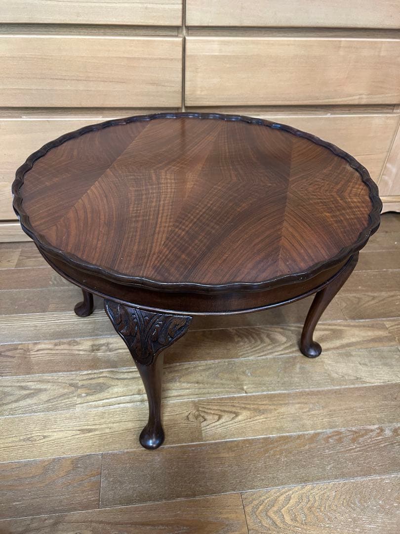 イギリス　アンティーク　コーヒーテーブル　猫脚　フリルの丸テーブル