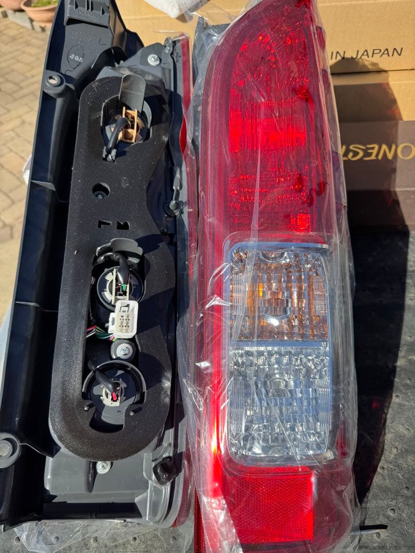 ハイエース7型純正テールランプ