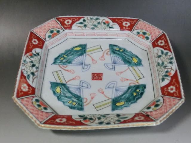 大皿■赤絵角皿 玩 窓牡丹図 花唐草 扇絵 古い飾り皿 古玩 時代物 骨董品■