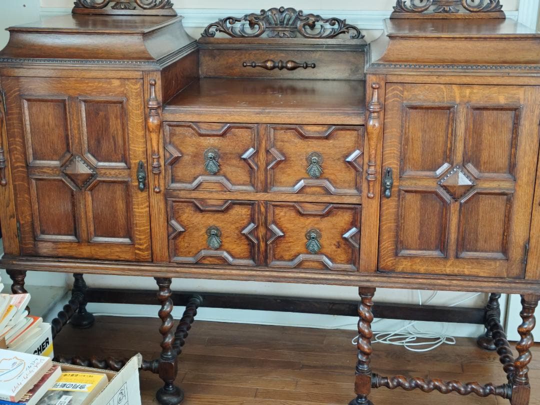 英国アンティーク サイドボード オーク材の彫刻装飾付き家具