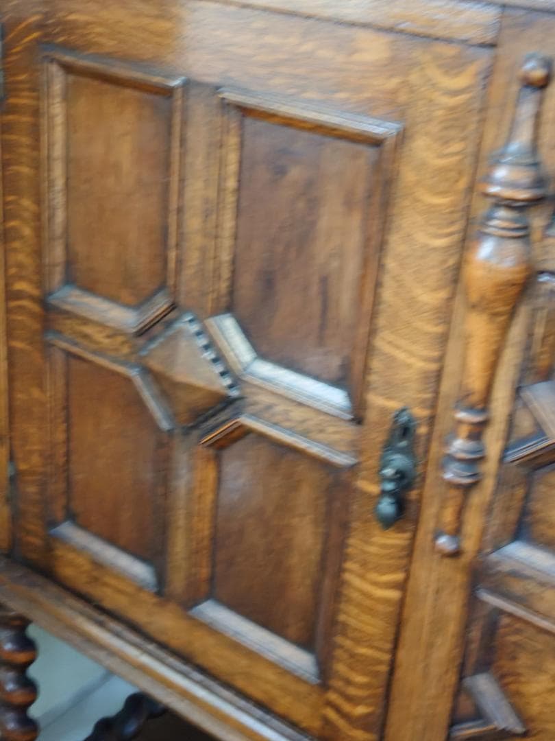 英国アンティーク サイドボード オーク材の彫刻装飾付き家具