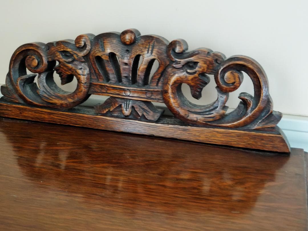 英国アンティーク サイドボード オーク材の彫刻装飾付き家具