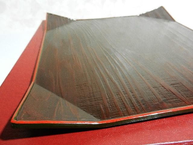 「隅折木製漆器四方盆」（茶道具菓子器？、およそ一辺２２㌢、重さ１３５ｇ）」