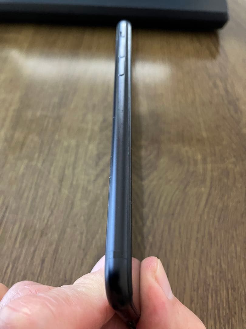 iPhone SE2 本体のみ　液晶ひび割れあり