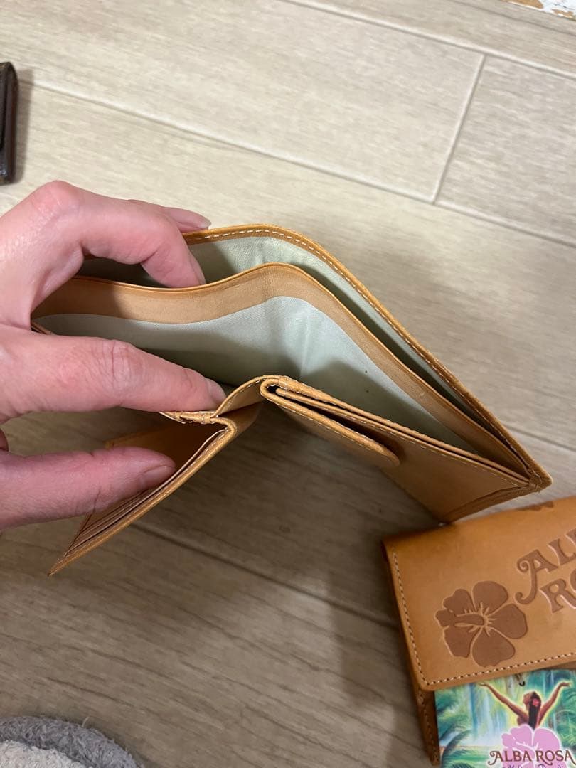 ぱ*ぴ様 ALBA ROSA アルバローザ型押しヌメ革二つ折り財布