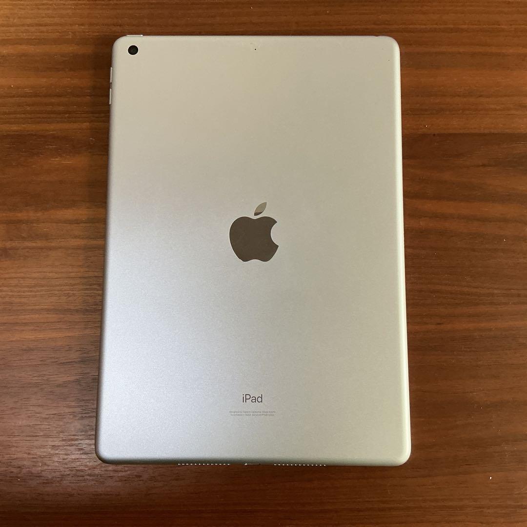 Apple iPad 第8世代シルバー 本体　32GB (整備済み品)