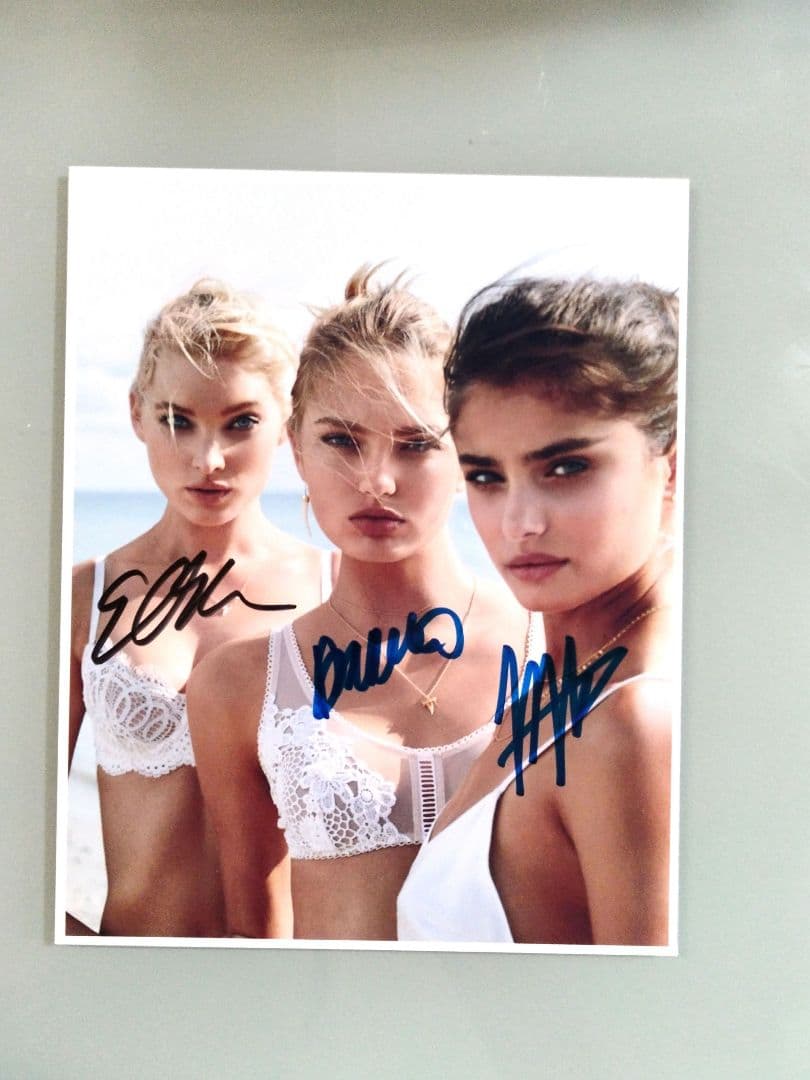 テイラー・マリー・ヒルとエルザ・ホスクとロミー・ストリド直筆サイン入り超大型写真