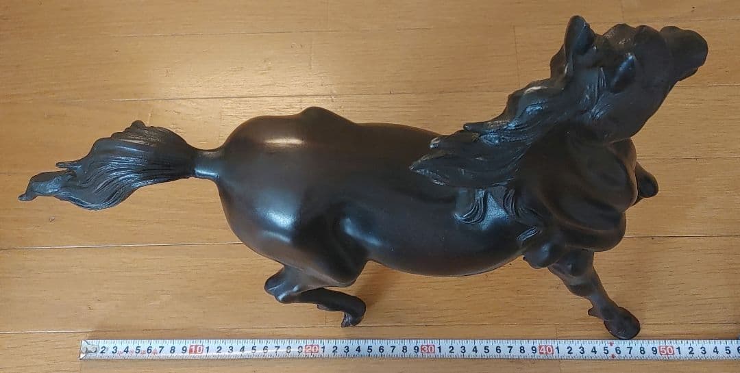 馬の金属製彫刻 走る姿勢