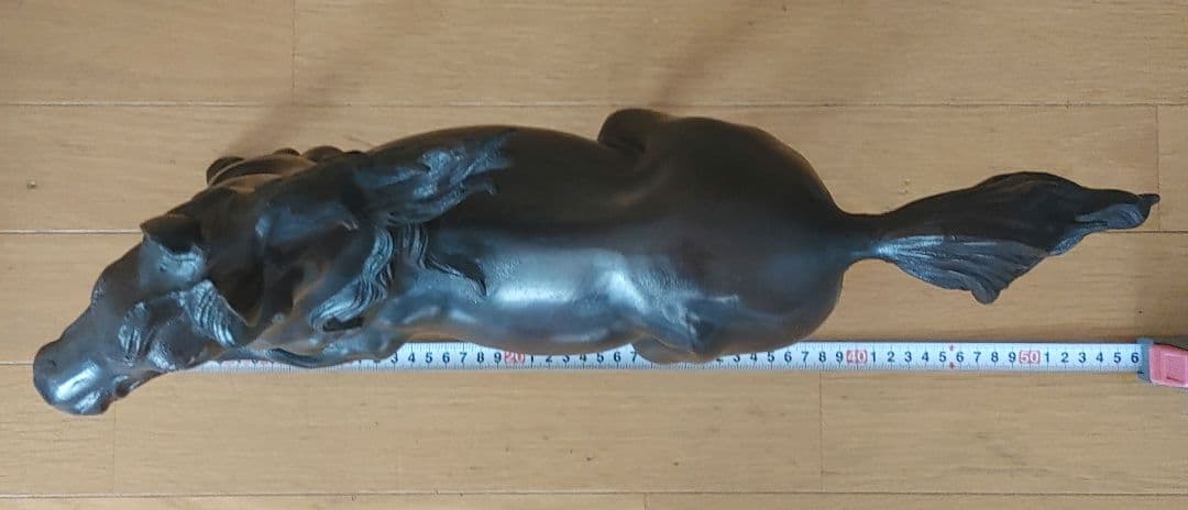 馬の金属製彫刻 走る姿勢