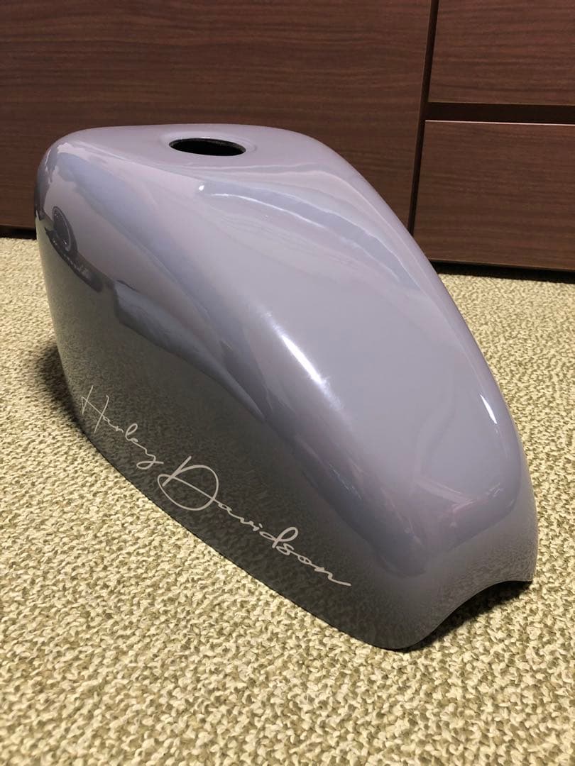 サイモンカスタム　タンクカバー グロスグレー/ホワイトハンドスクリプト