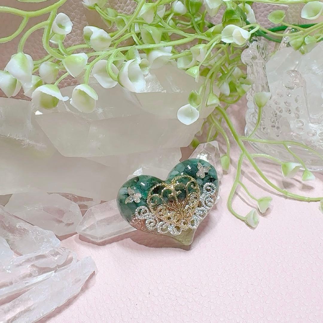 癒しのオルゴナイト❤️エメラルド＋ペリドットのハート型♡