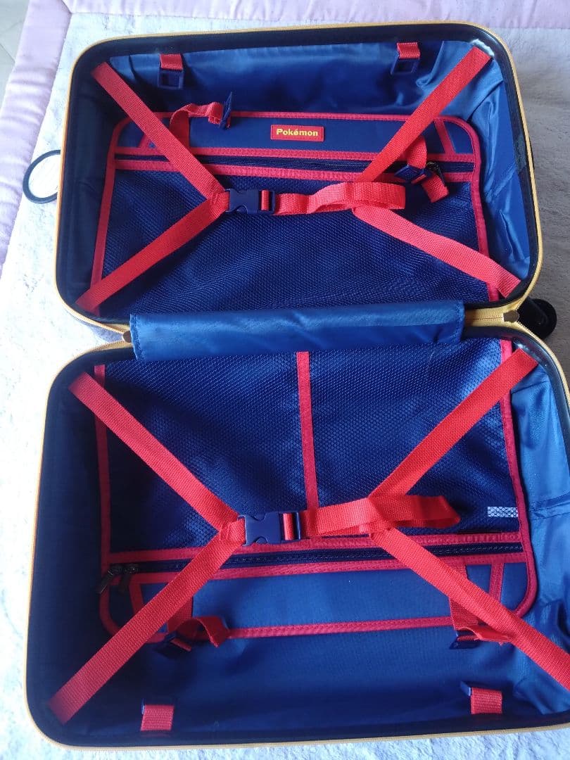 ピカチュウデザイン 中型キャリーケース ブラック