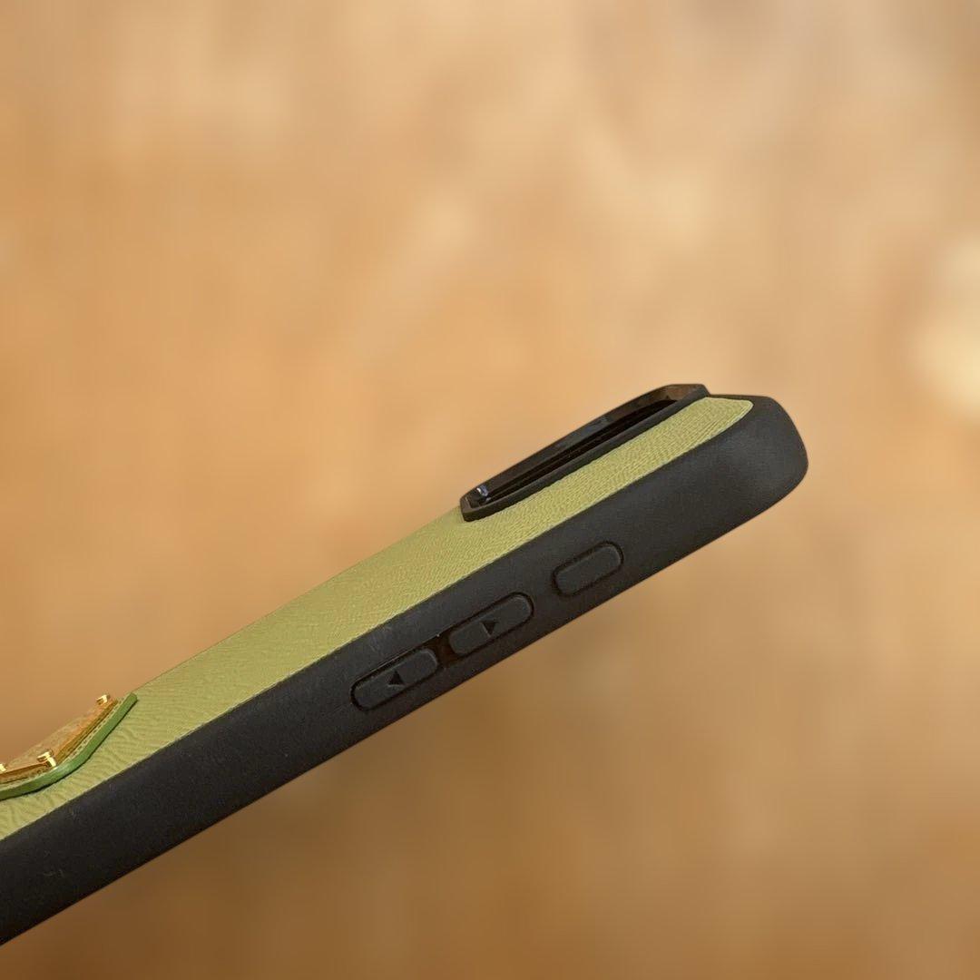 PRADA iPhone16ケース　グリーン　iPhone16