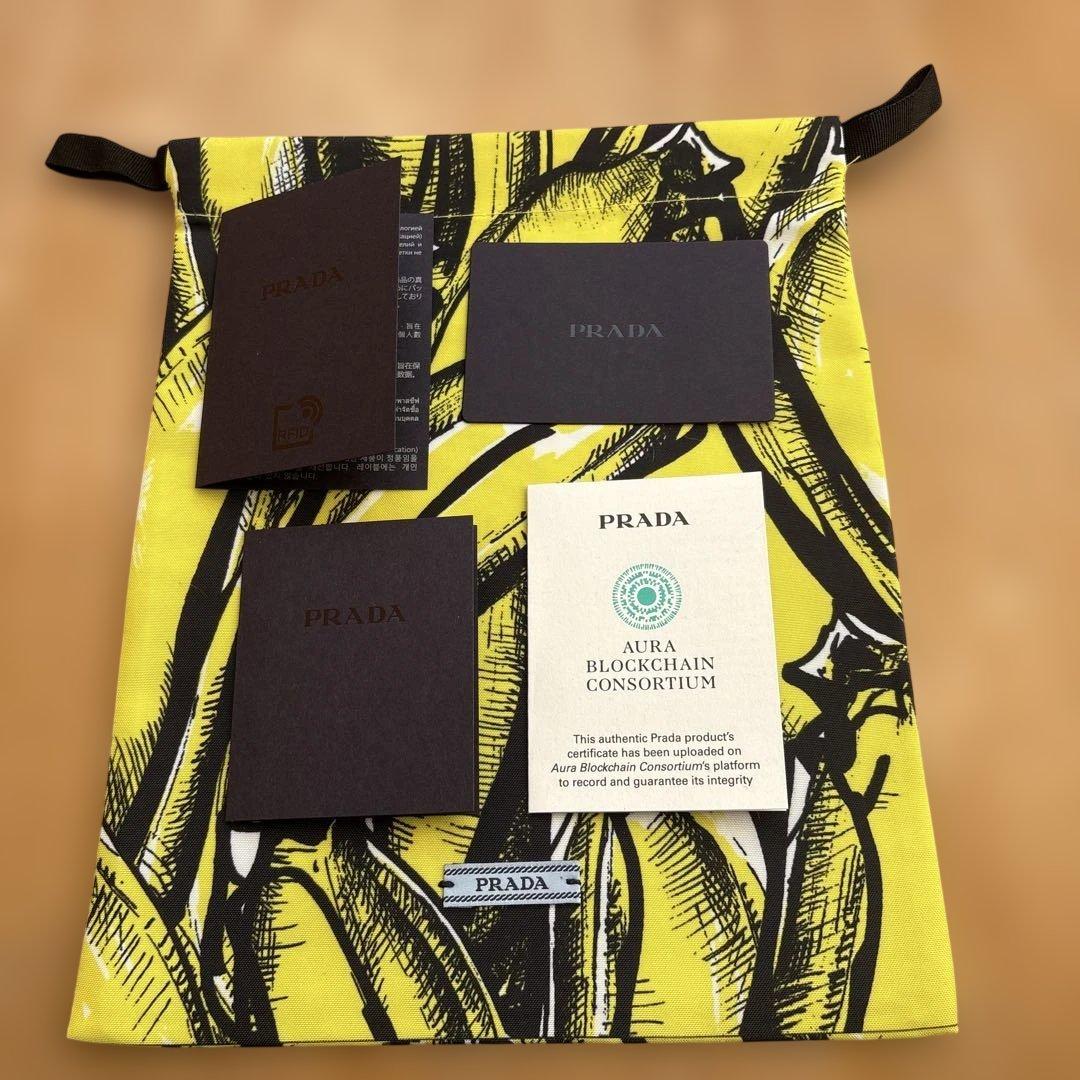 PRADA iPhone16ケース　グリーン　iPhone16