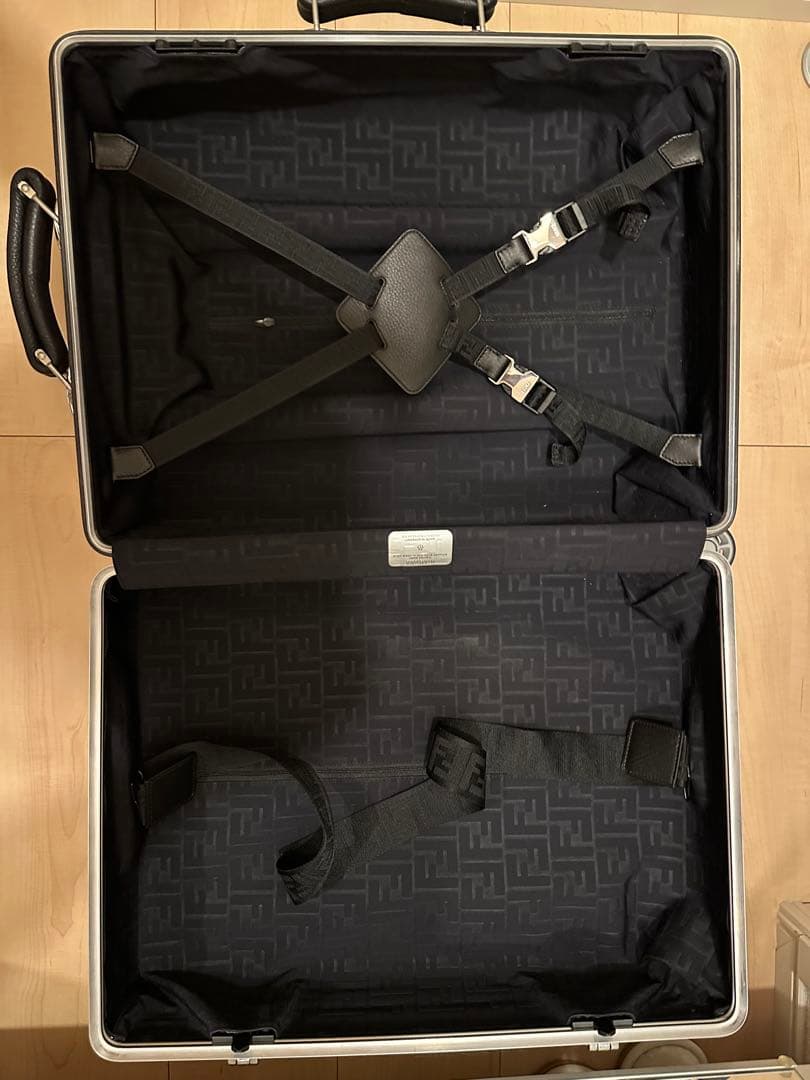 Fendi シルバー キャリーケース 中型