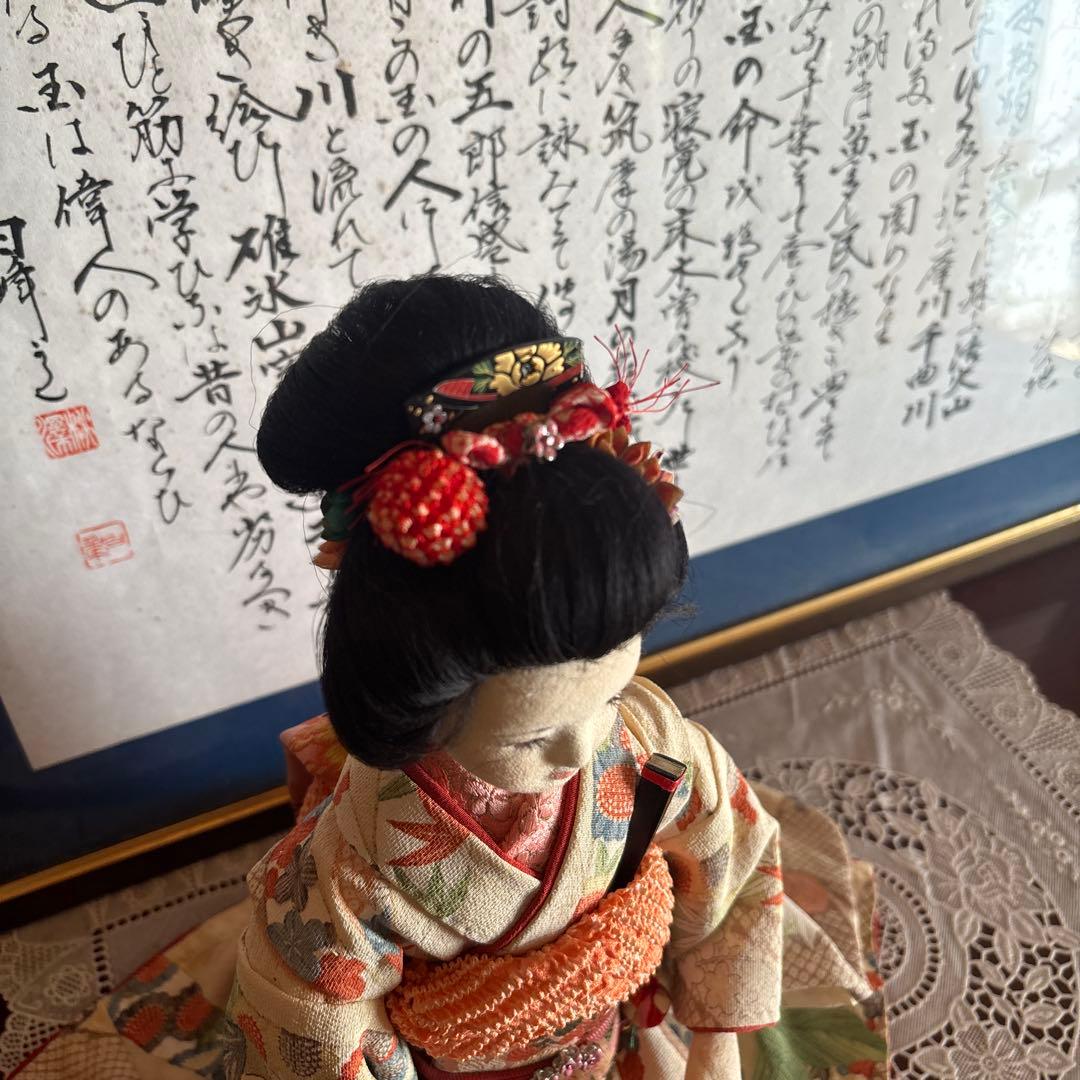 美しい日本人形 赤と多色の衣装