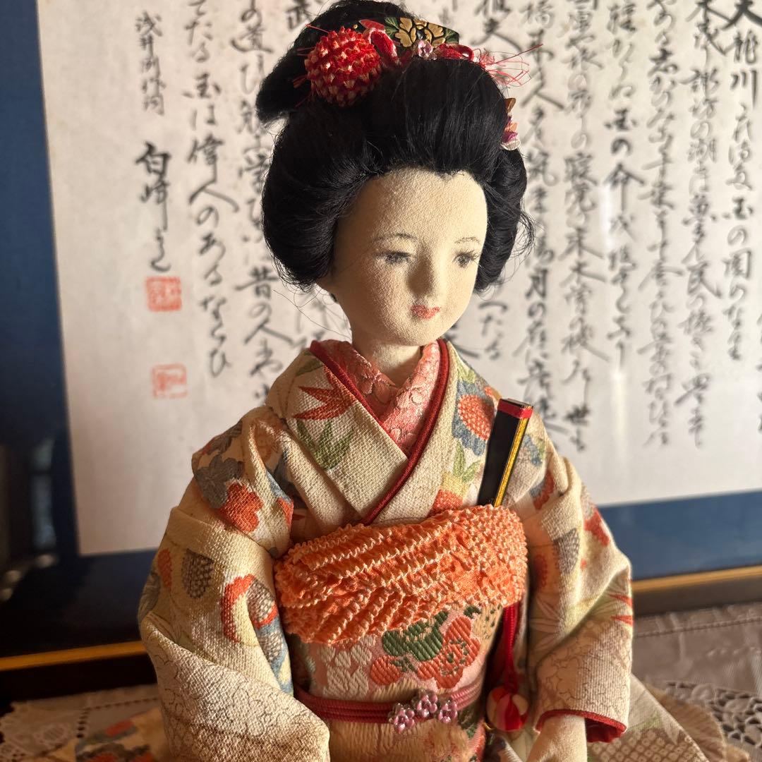 美しい日本人形 赤と多色の衣装