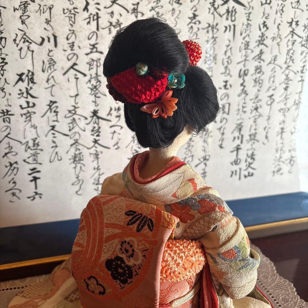 美しい日本人形 赤と多色の衣装